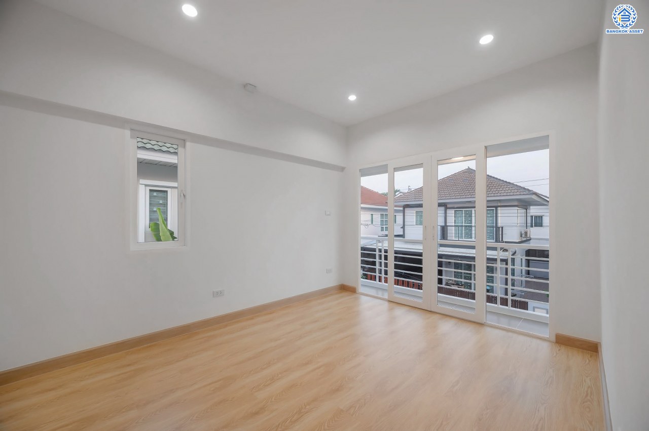 บ้านมือสองตกแต่งใหม่ โครงการ เดอะวิลล่า ราชพฤกษ์-ท่าอิฐ แบรนด์ Property Perfect เดินทางสะดวก เนื้อที่ 35.8 ตร.ว. ฟังก์ชัน 3 ห้องนอน 2 ห้องน้ำ จอดรถได้ 2 คัน บนทำเลเชื่อมต่อทั้ง ถ.รัตนาธิเบศร์ และถ.ราชพฤกษ์ และเพียง 10 นาทีถึงรถไฟฟ้า "สถานีบางรักน้อยท่าอิฐ"